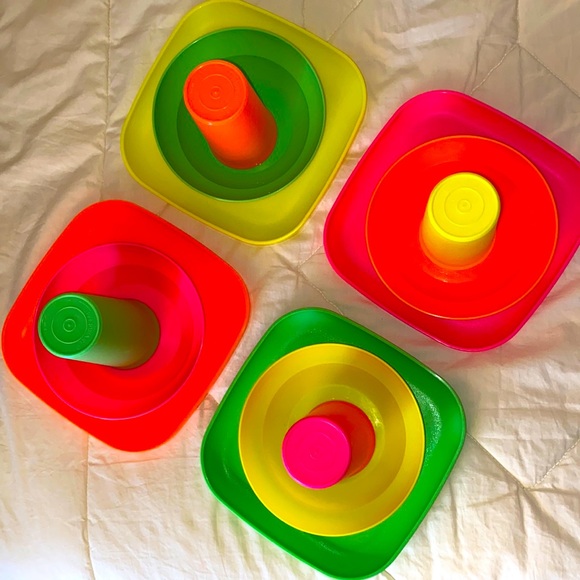 Vintage Tupperware set 4 plates, cups, bowls - Picture 1 of 3